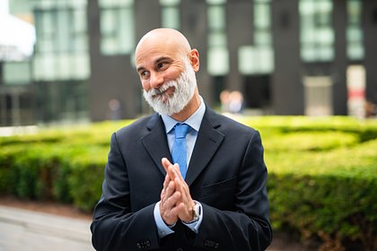 Женщин призвали бежать со свидания с долго потирающим руки перед едой мужчиной