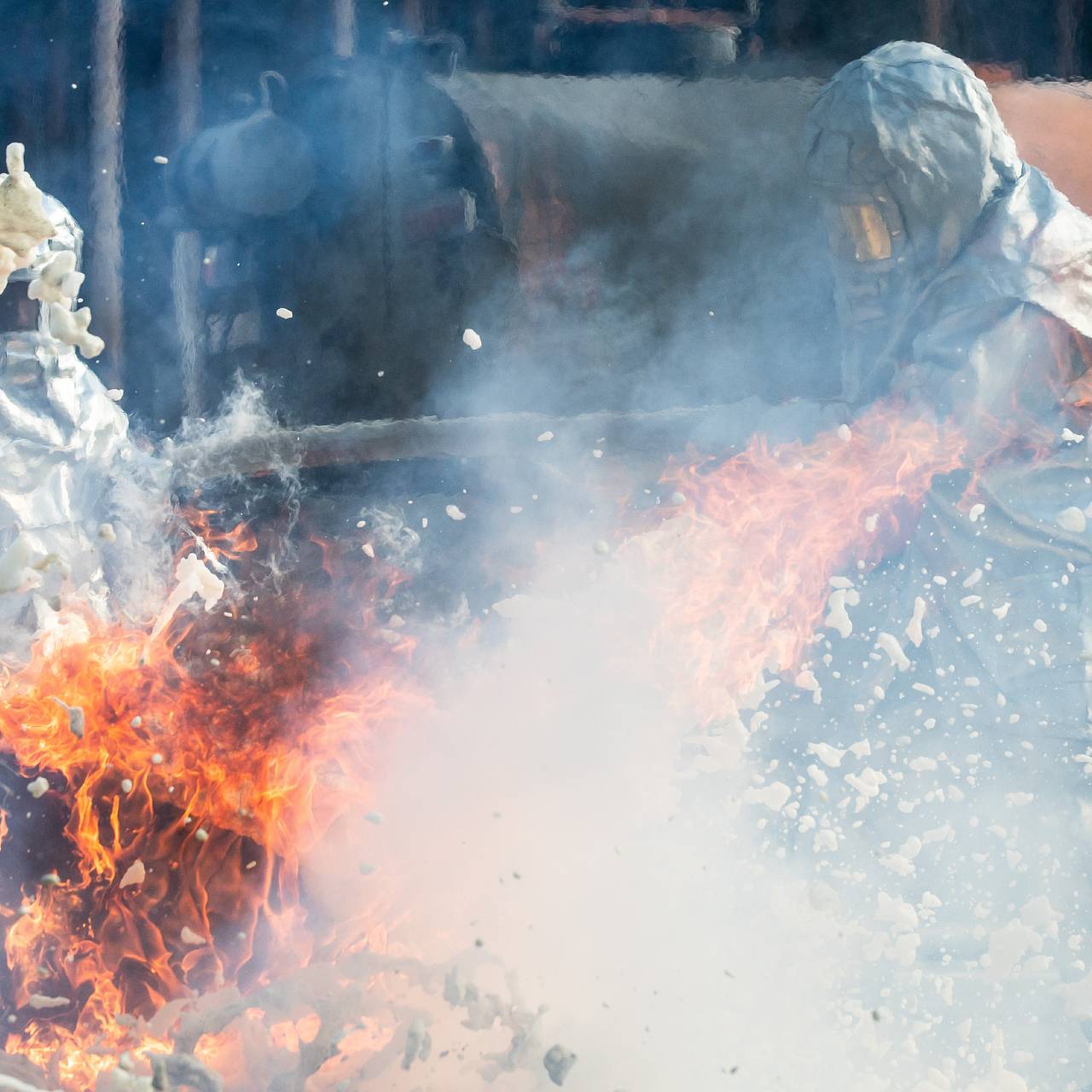 В российском городе начался пожар на территории нефтебазы