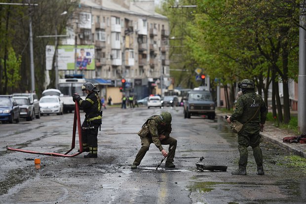 Сотрудники оперативных служб в Донецке