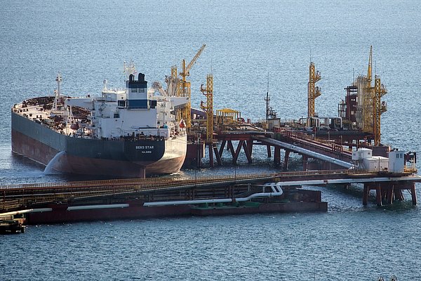 Военкор Коц: Россия извлекает выгоду из блокады Ормузского пролива — Минфин США вновь продлил нефтяные послабления
