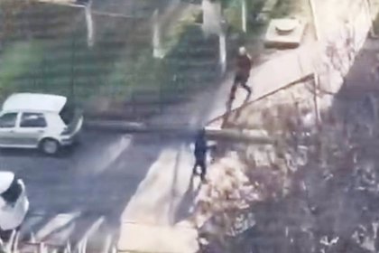 Открывший стрельбу по людям в Киеве мужчина попал на видео