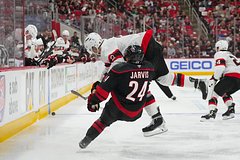 Артем Зуб (2) атакует Сета Джарвиса (24) на матче плей-офф Кубка Стэнли 