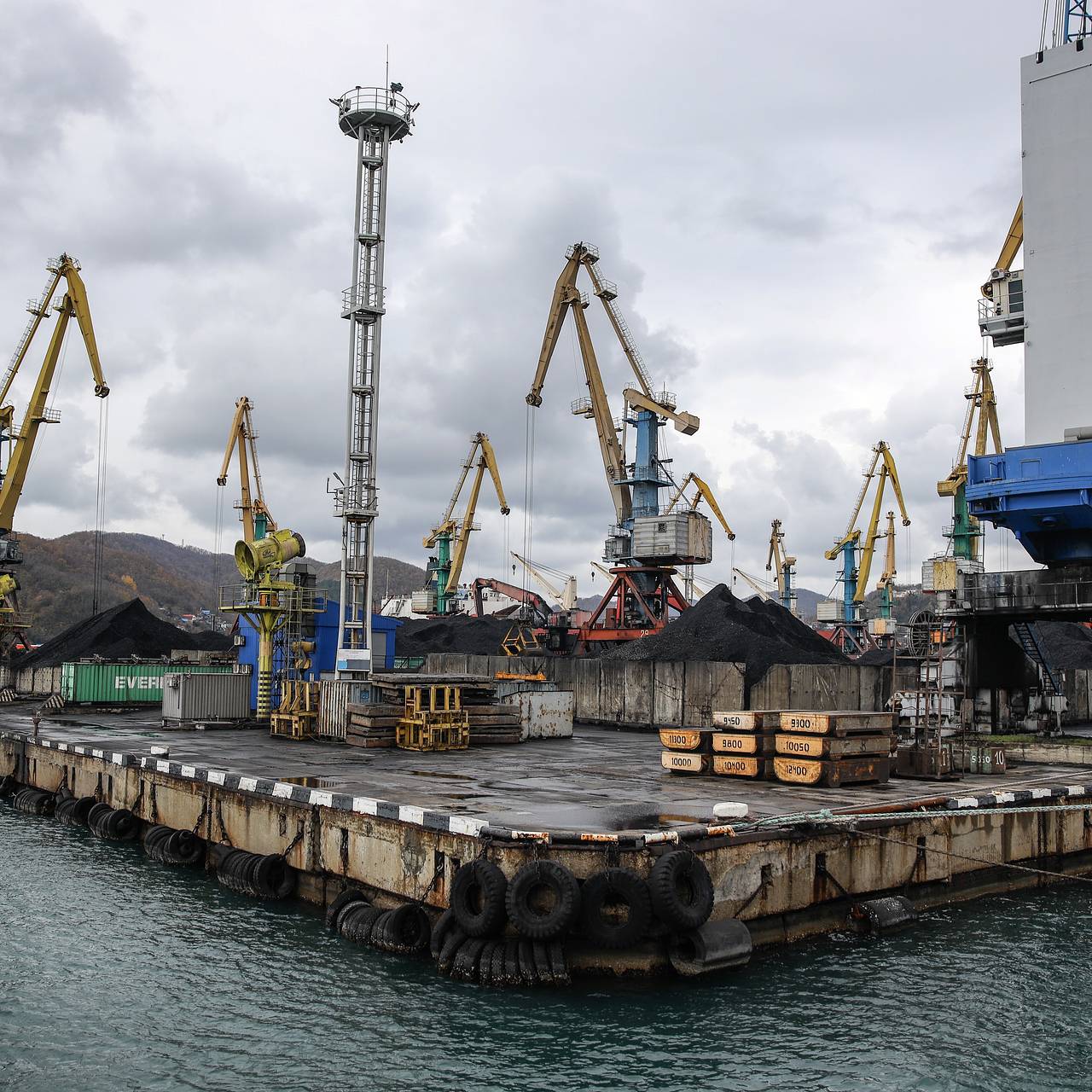 Нефтепродукты попали в реку из-за пожара на морском терминале в Туапсе