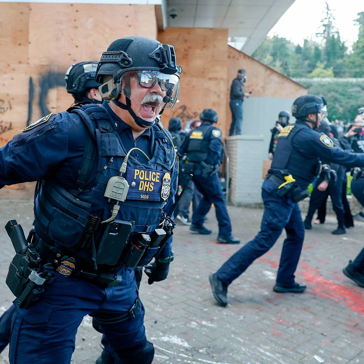 Вход в офис ICE закидали резиновыми пенисами