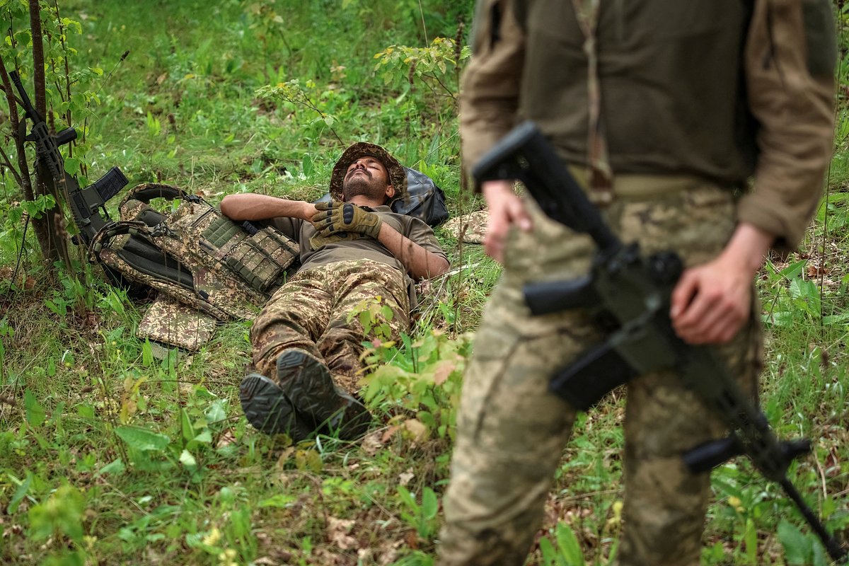 Боец бригады «Хартия» Национальной гвардии Украины отдыхает во время учений в Харьковской области, 20 мая 2025 года 