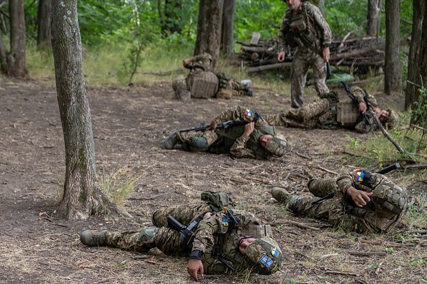 Иностранные наемники бригады «Хартия» Национальной гвардии Украины во время военных учений.