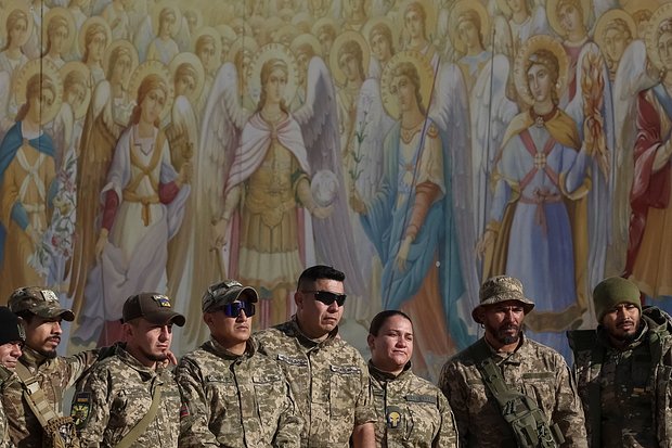 Колумбийцы, служащие в Вооруженных силах Украины, на церемонии прощания с соотечественниками.