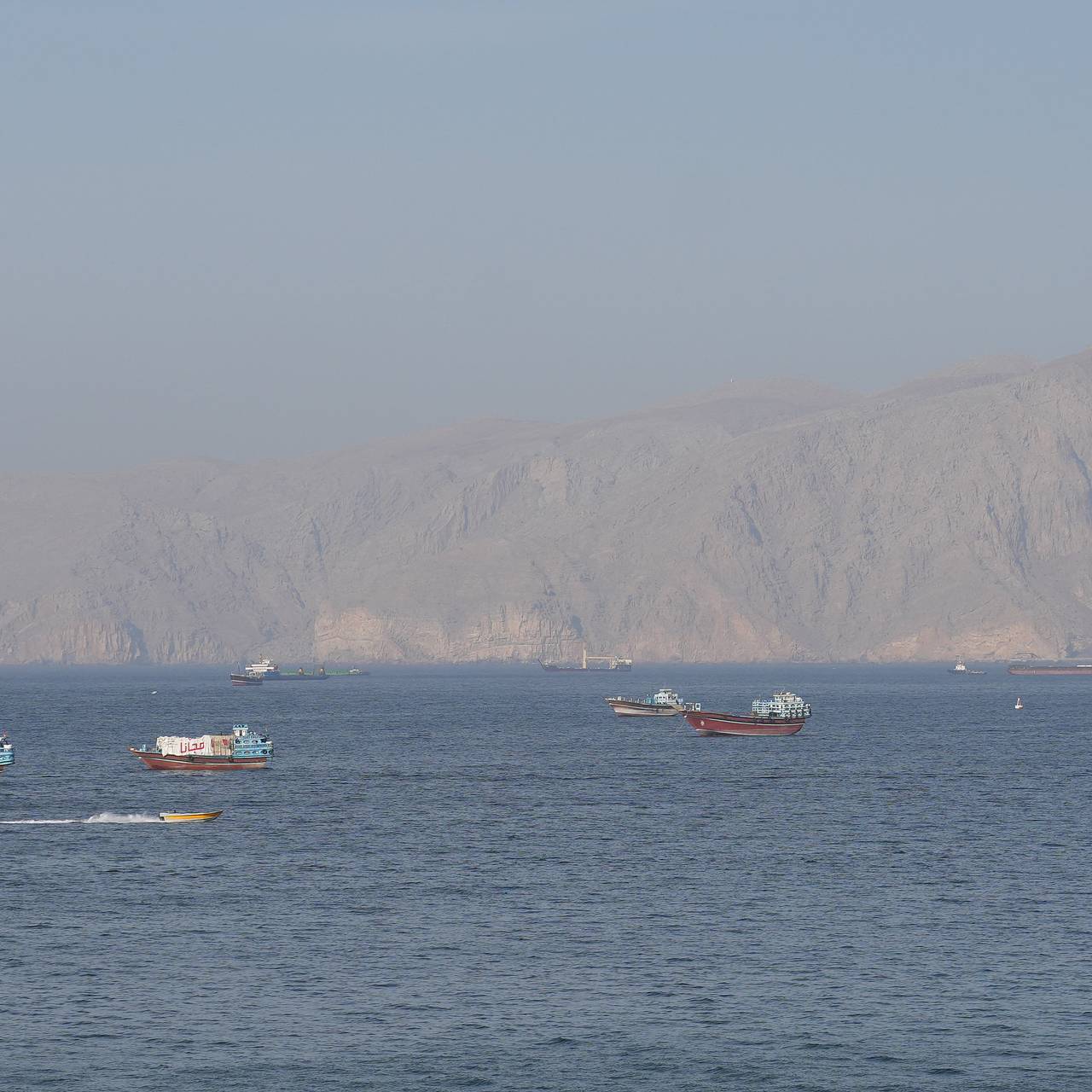 Французское судно попало под огонь в Ормузском проливе