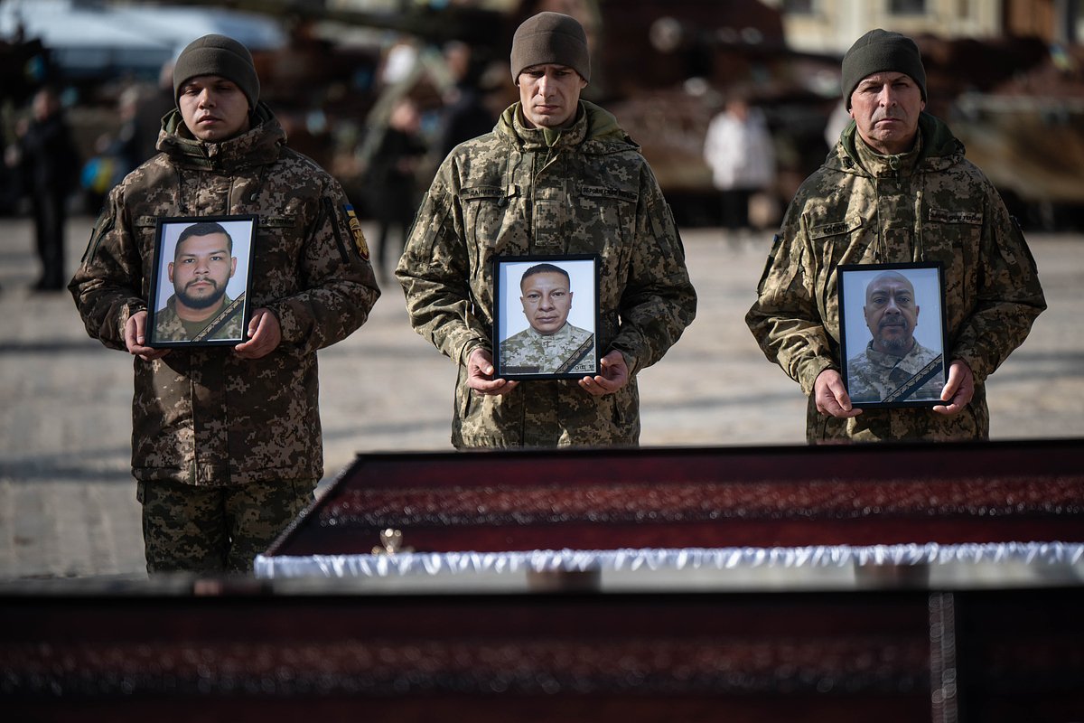 Украинские военнослужащие с портретами погибших колумбийских наемников на церемонии прощания в Киеве, 28 октября 2025 года