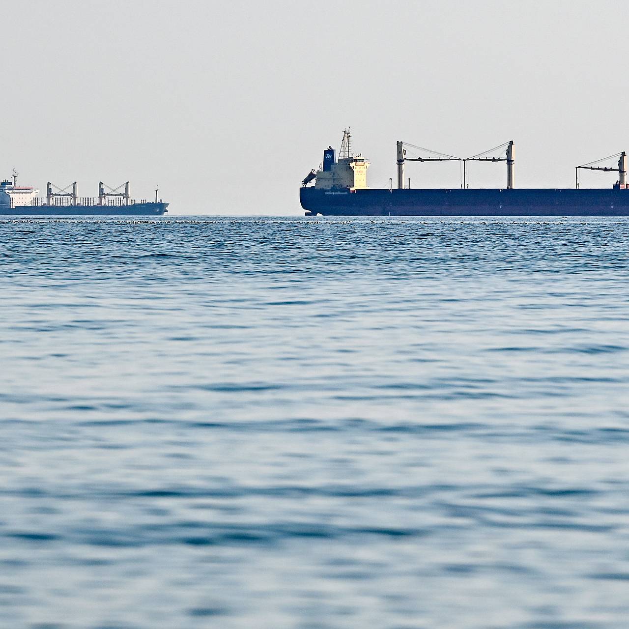 Нефтепродукты попали в море после атаки ВСУ на российский портовый город