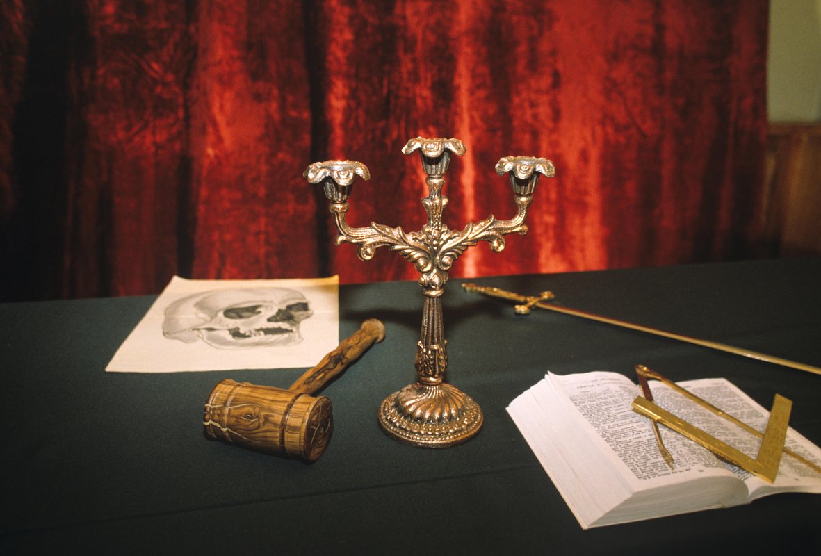 Стол руководителя масонской ложи, 1993 год 