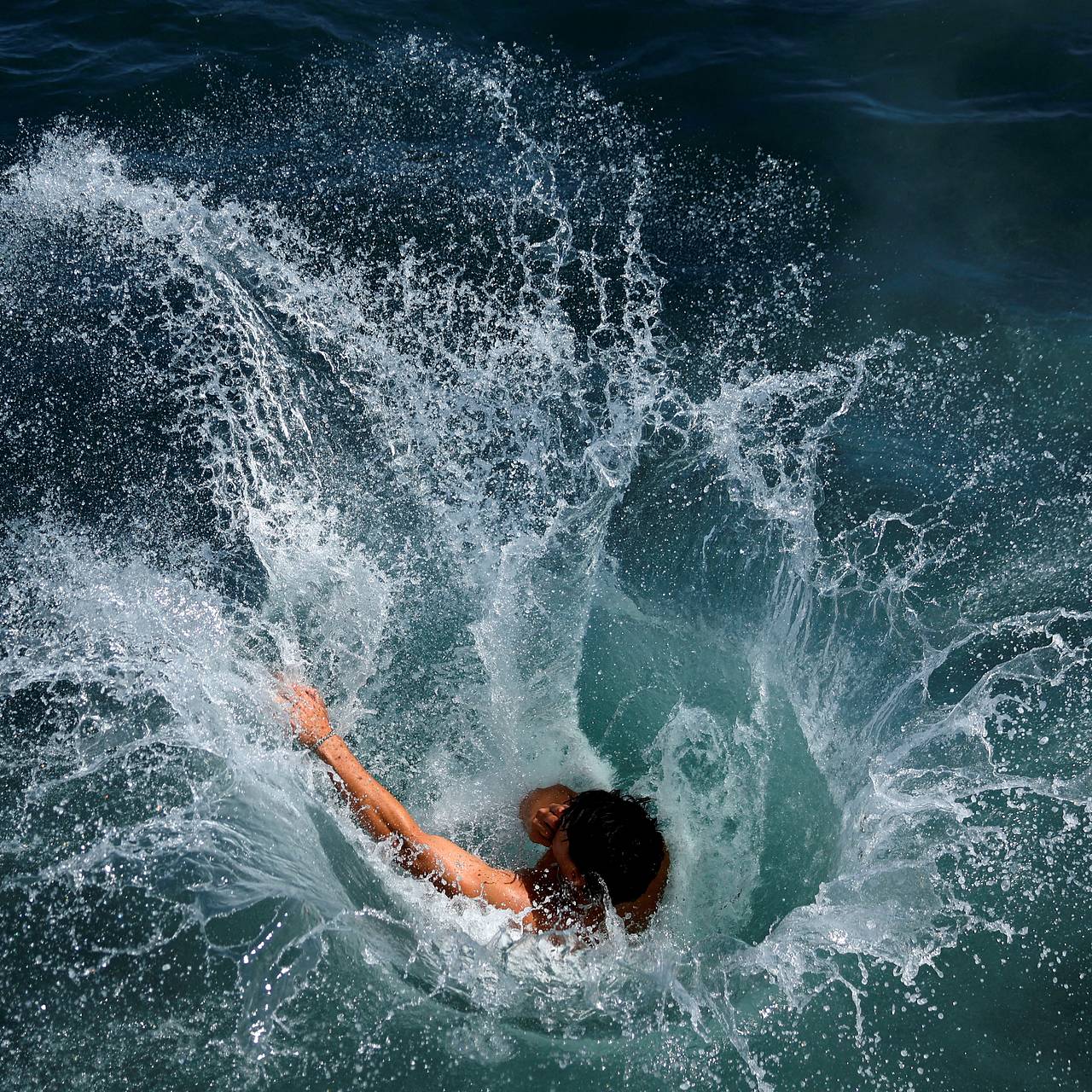 Турист отправился с семьей в круиз, спрыгнул с корабля и пропал без вести