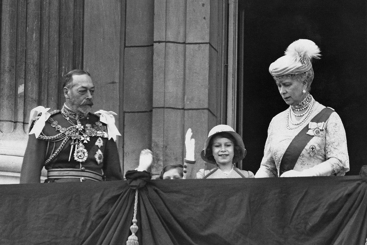 Будущая королева Елизавета II с дедом Георгом V и бабушкой — Марией Текской, 6 мая 1935 года