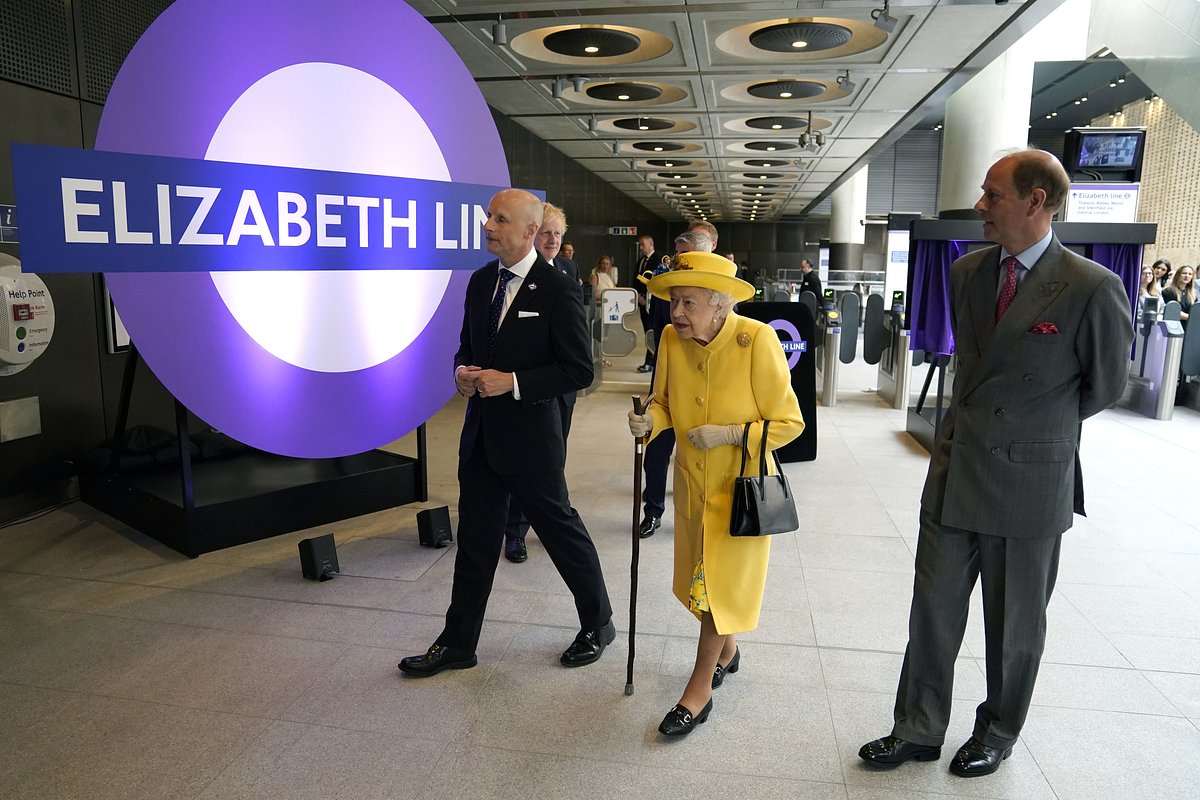 Елизавета II со средним сыном, принцем Эдвардом, на открытии линии лондонского метро Elizabeth line, 17 мая 2022 года