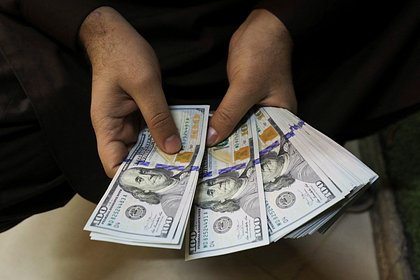 Официальный курс доллара вновь приблизился к 75 рублям