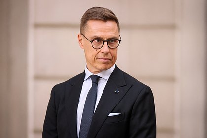 Финский президент стал пугать птиц на огороде