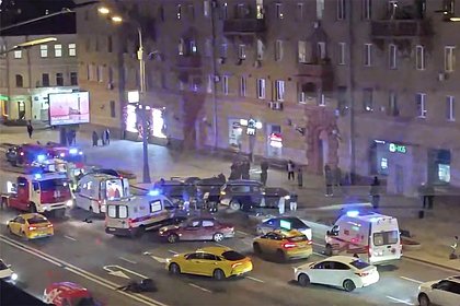 Момент смертельного ДТП с пятью автомобилями в центре Москвы попал на видео