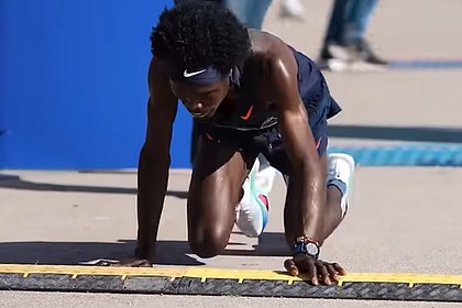 Кенийский бегун завершил марафон на четвереньках