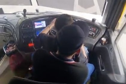 Водитель автобуса прокатил любовницу на коленях и попал в тюрьму вместе с ней