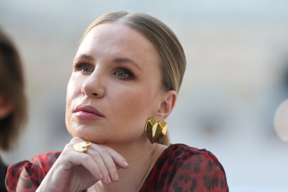 Валерия Гай Германика вывела пятилетнего сына на публику в скрывающей лицо балаклаве