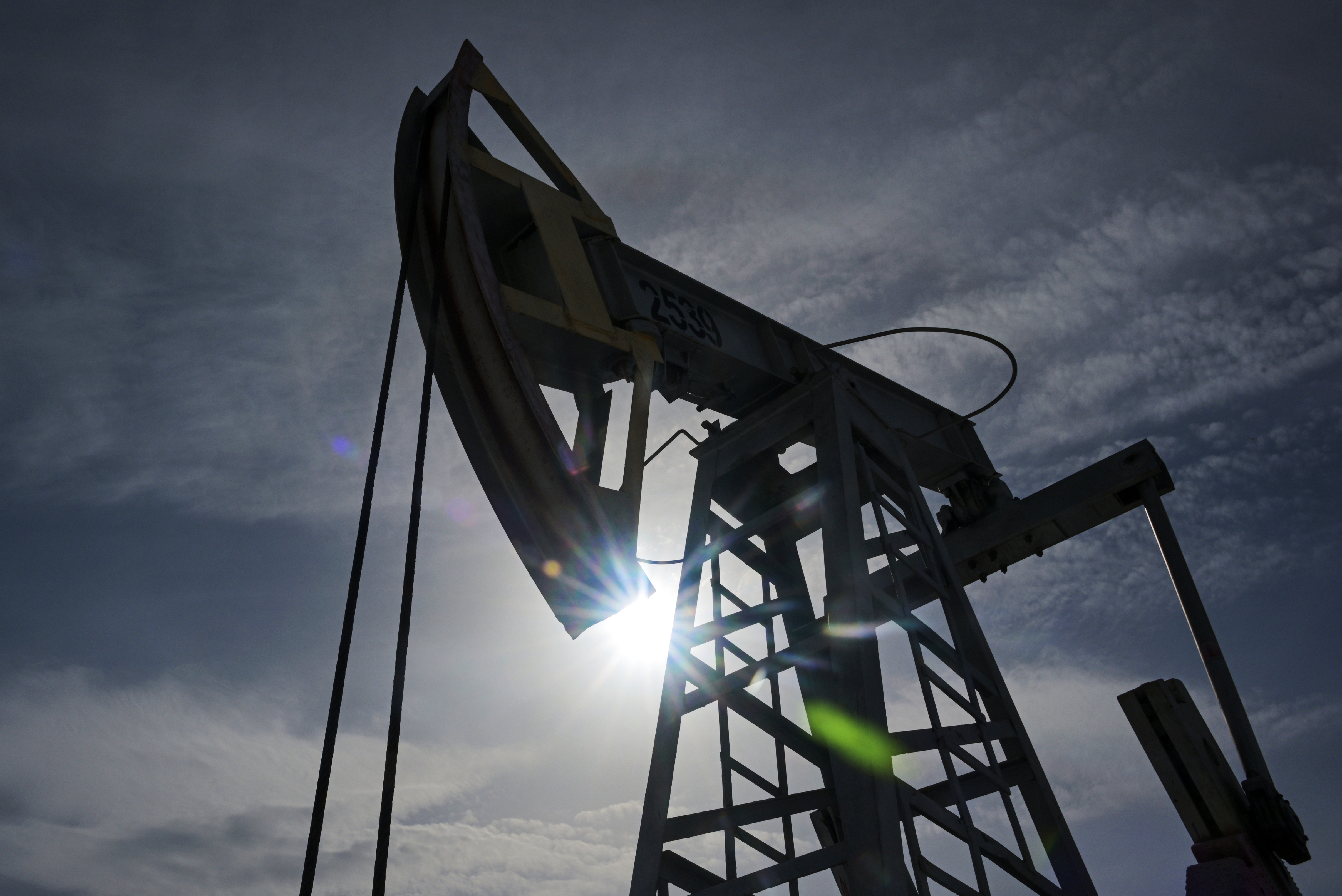 Стоимость&nbsp; нефти превысила 100 долларов