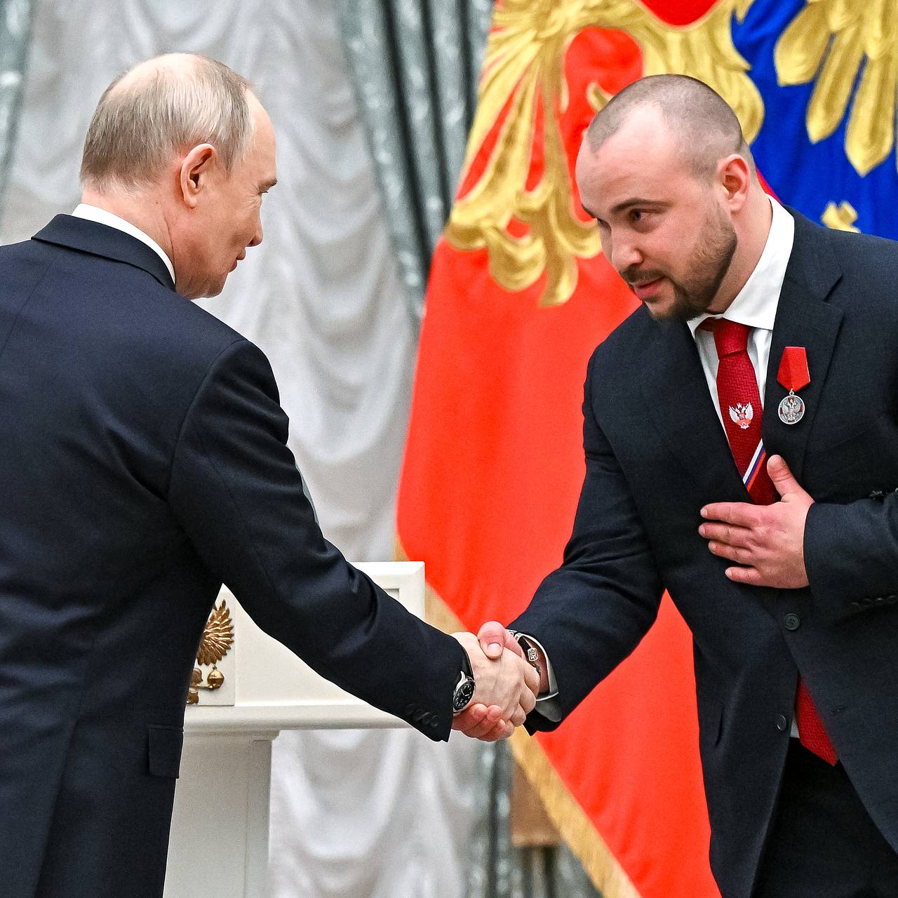 Путин отдал свой бокал шампанского известному спортсмену
