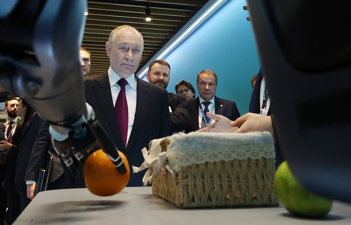 Президент России Владимир Путин на выставке международной конференции по искусственному интеллекту AI Journey в Москве, Россия, 19 ноября 2025 года