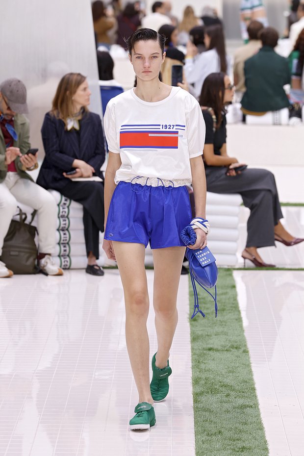 Яркие зеленые кроссовки от Lacoste