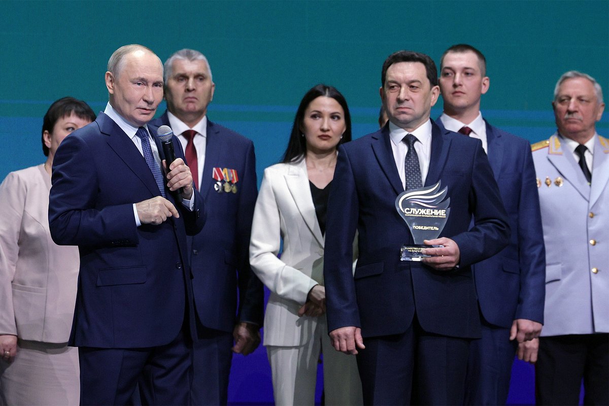 Президент РФ Владимир Путин вручил приз в номинации «Мужество и героизм - на благо служения Родине» директору Серпейской средней школы, депутату Думы Мещовского муниципального округа Калужской области Евгению Филонову