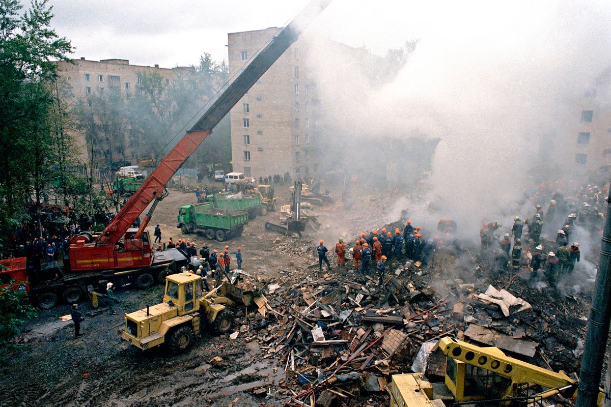 Работы по расчистке завалов 14 сентября 1999 года на месте взрыва жилого дома на Каширском шоссе в Москве