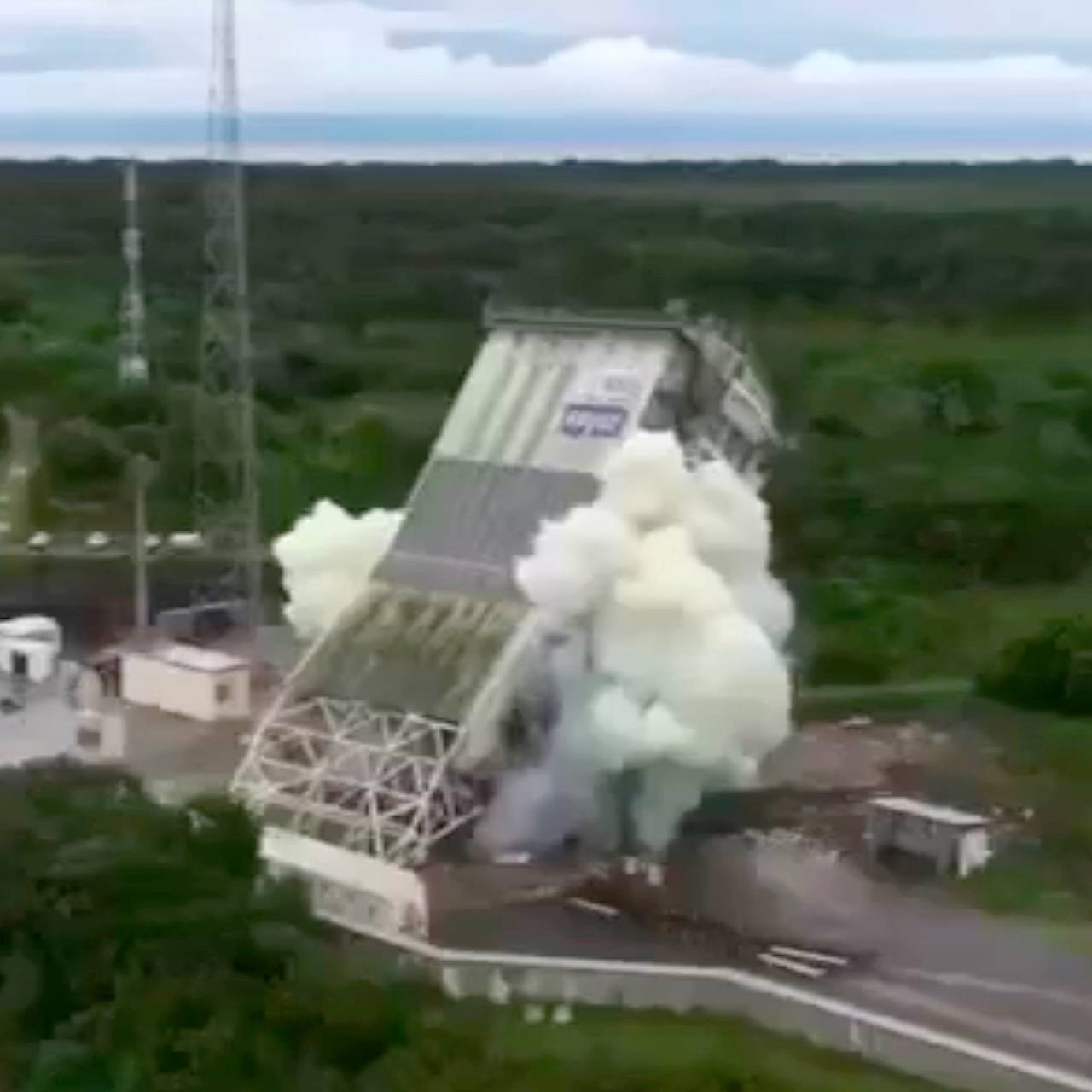 Стартовую площадку российского &laquo;Союза&raquo; уничтожили на европейском космодроме. Мощный взрыв попал на видео