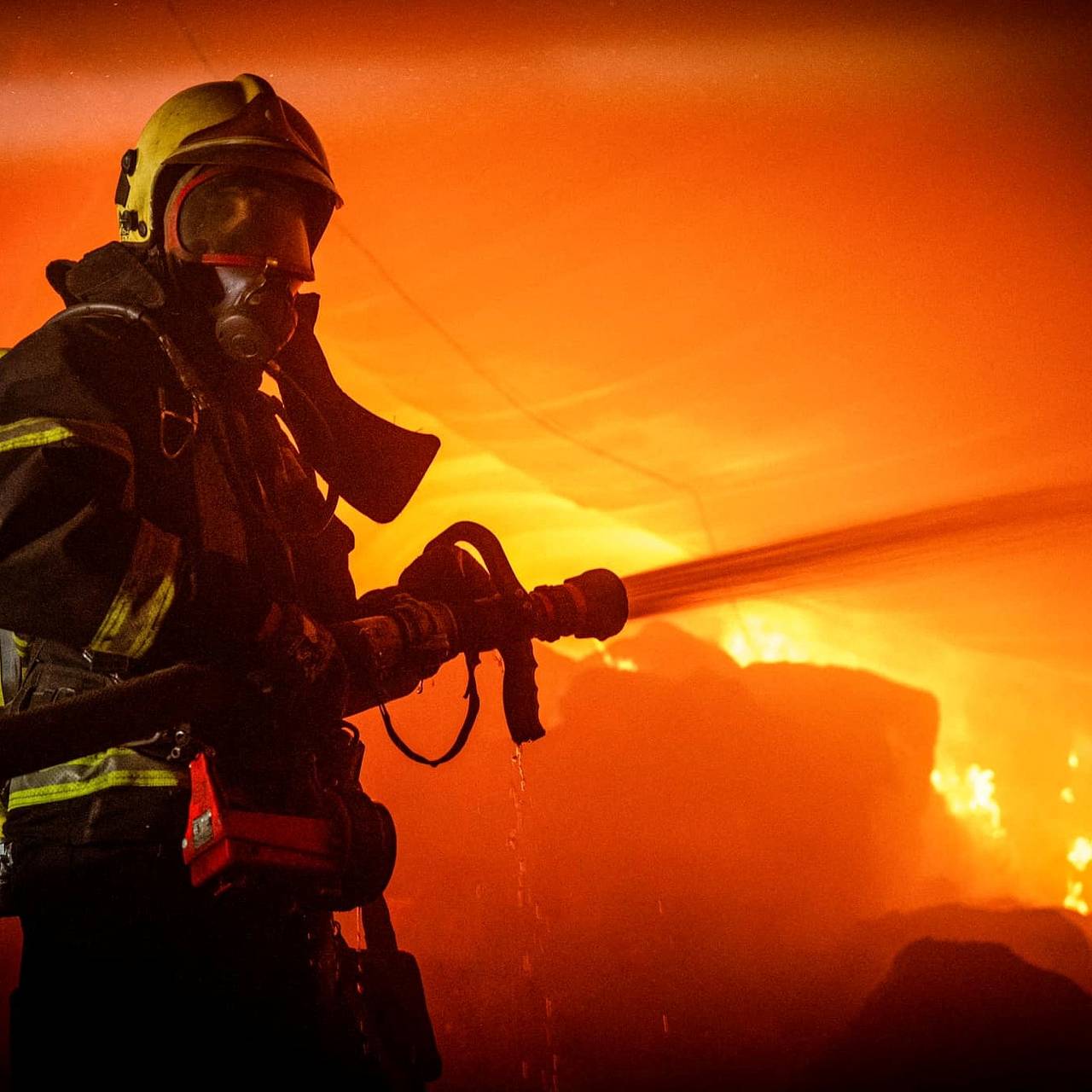Военкоры сообщили о массированной атаке и &laquo;огромном пожаре&raquo; на украинском объекте