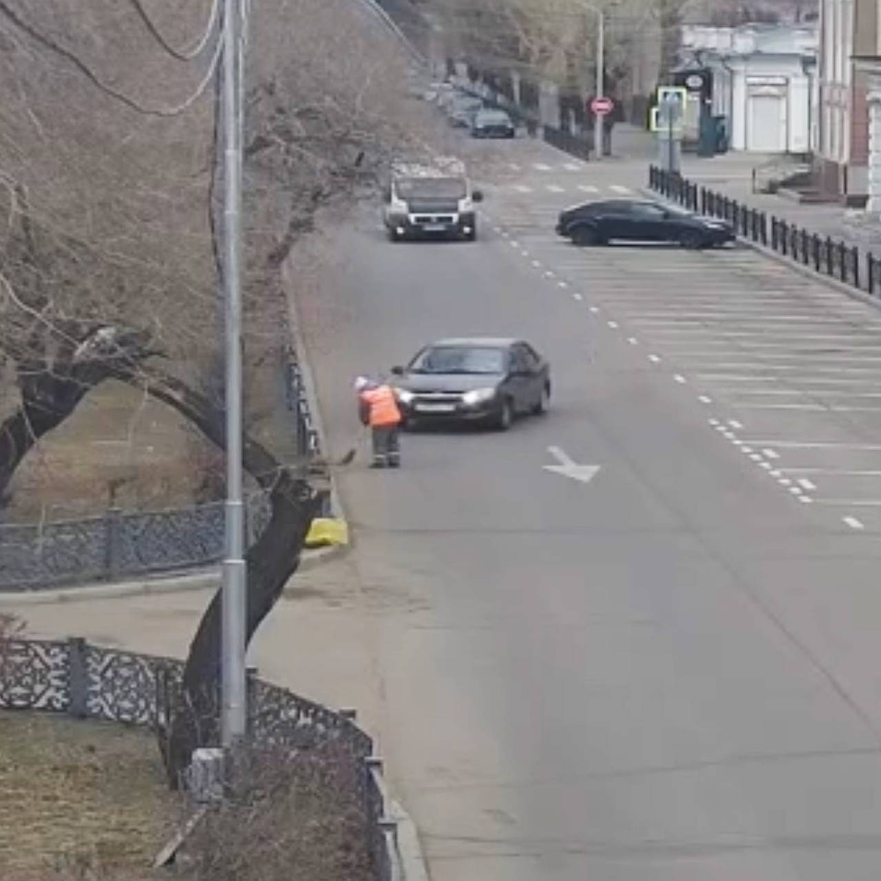 В российском городе пожилую женщину во время уборки улицы сбила машина