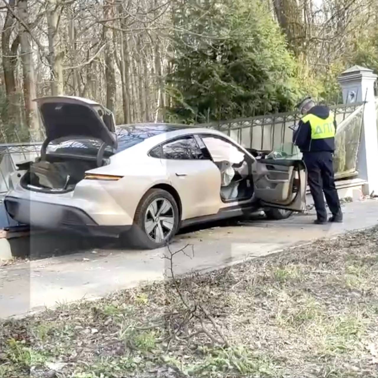 В Москве Porsche снес забор &laquo;дачи Берии&raquo; и попал на видео