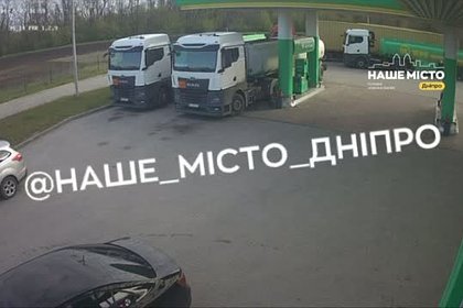 Момент удара дрона-камикадзе «Герань-2» по бензовозам на АЗС попал на видео