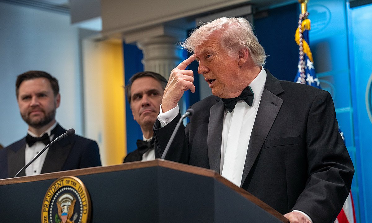 Президент США Дональд Трамп объявляет об отмене ежегодного ужина Ассоциации корреспондентов, аккредитованных при Белом доме, после инцидента в отеле Washington Hilton