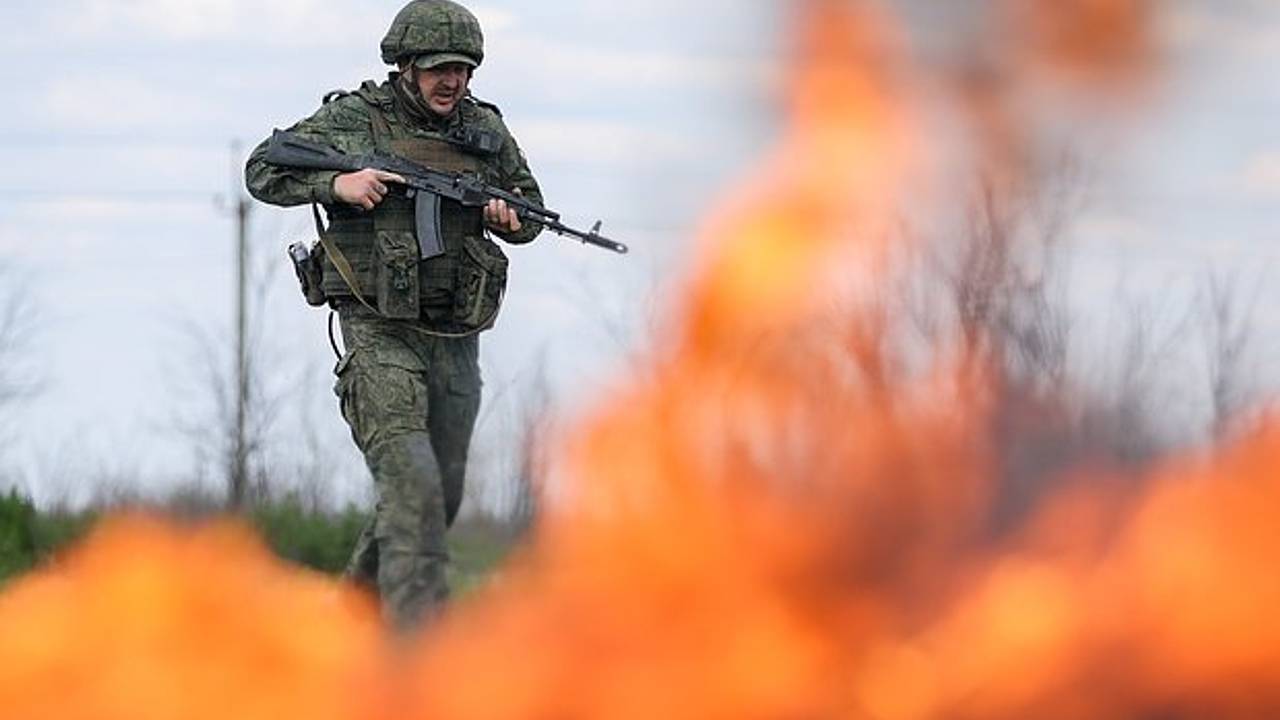 https://icdn.lenta.ru/images/2026/04/27/00/20260427003513333/wide_16_9_f5f8bf6d7cf03baff800cb52adffc553.jpg