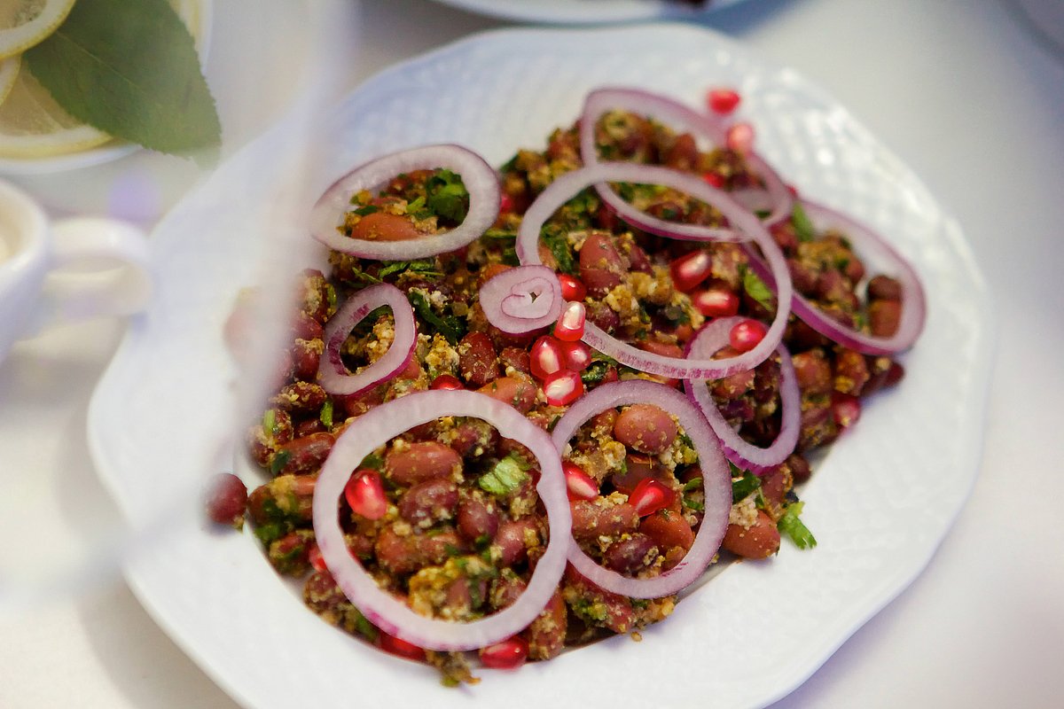 Вкус говяжьего языка и осетинского сыра хорошо раскрывает сметанная заправка с хмели-сунели и грецкими орехами