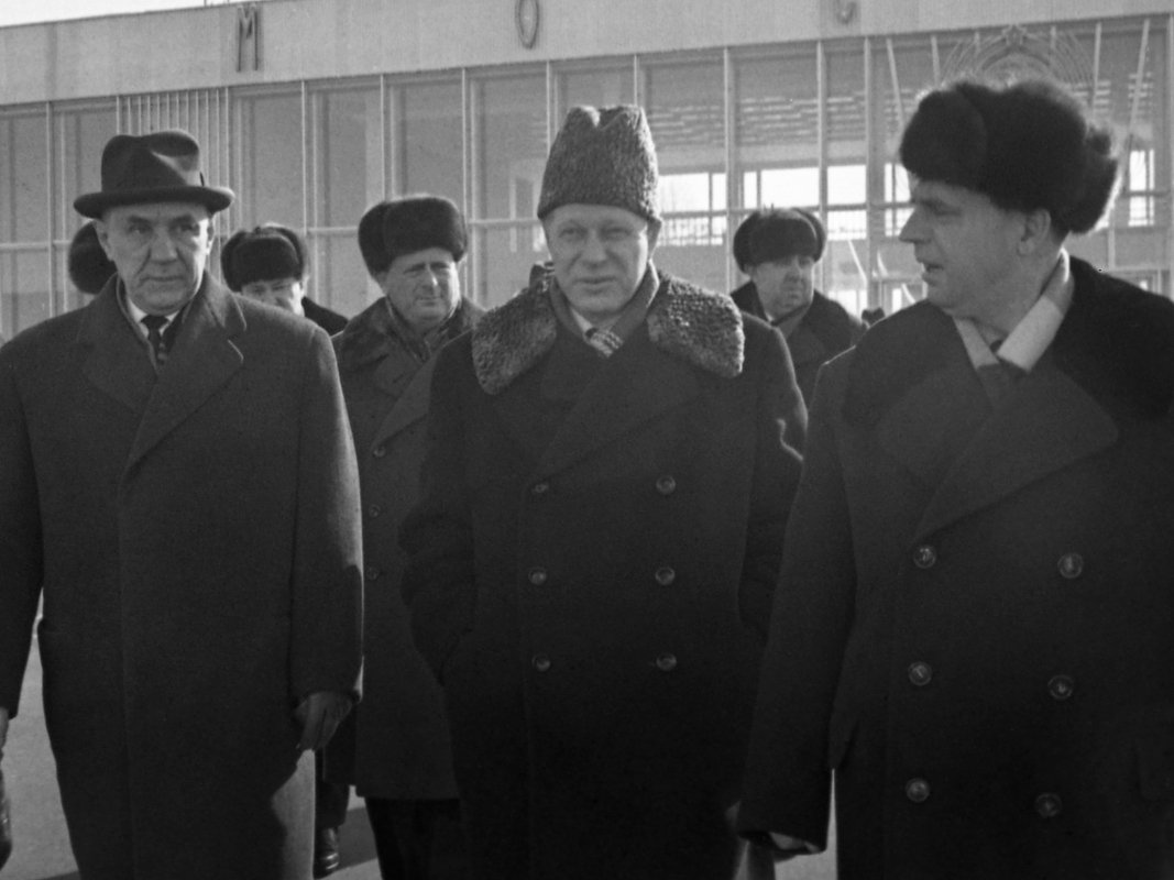 Председатель Совета Министров СССР Алексей Косыгин, председатель ВСНХ Совета Министров СССР Дмитрий Устинов и первый заместитель председателя Совета Министров СССР Дмитрий Полянский (слева направо) в составе правительственной делегации СССР перед вылетом в ГДР на Лейпцигскую ярмарку, 1965 год