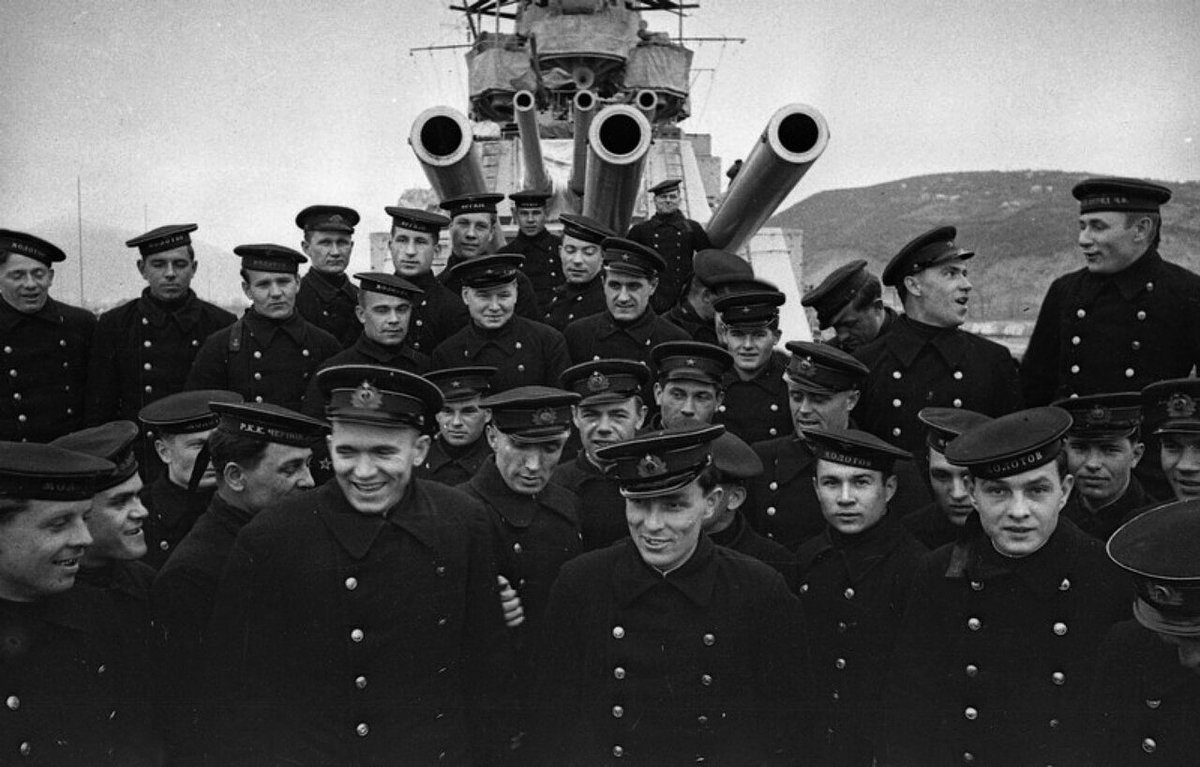 Артиллеристы орудий главного калибра советского легкого крейсера «Молотов»