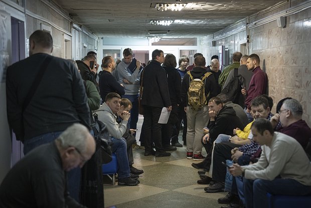 Новобранцы проходят медицинский осмотр в городской больнице Киева