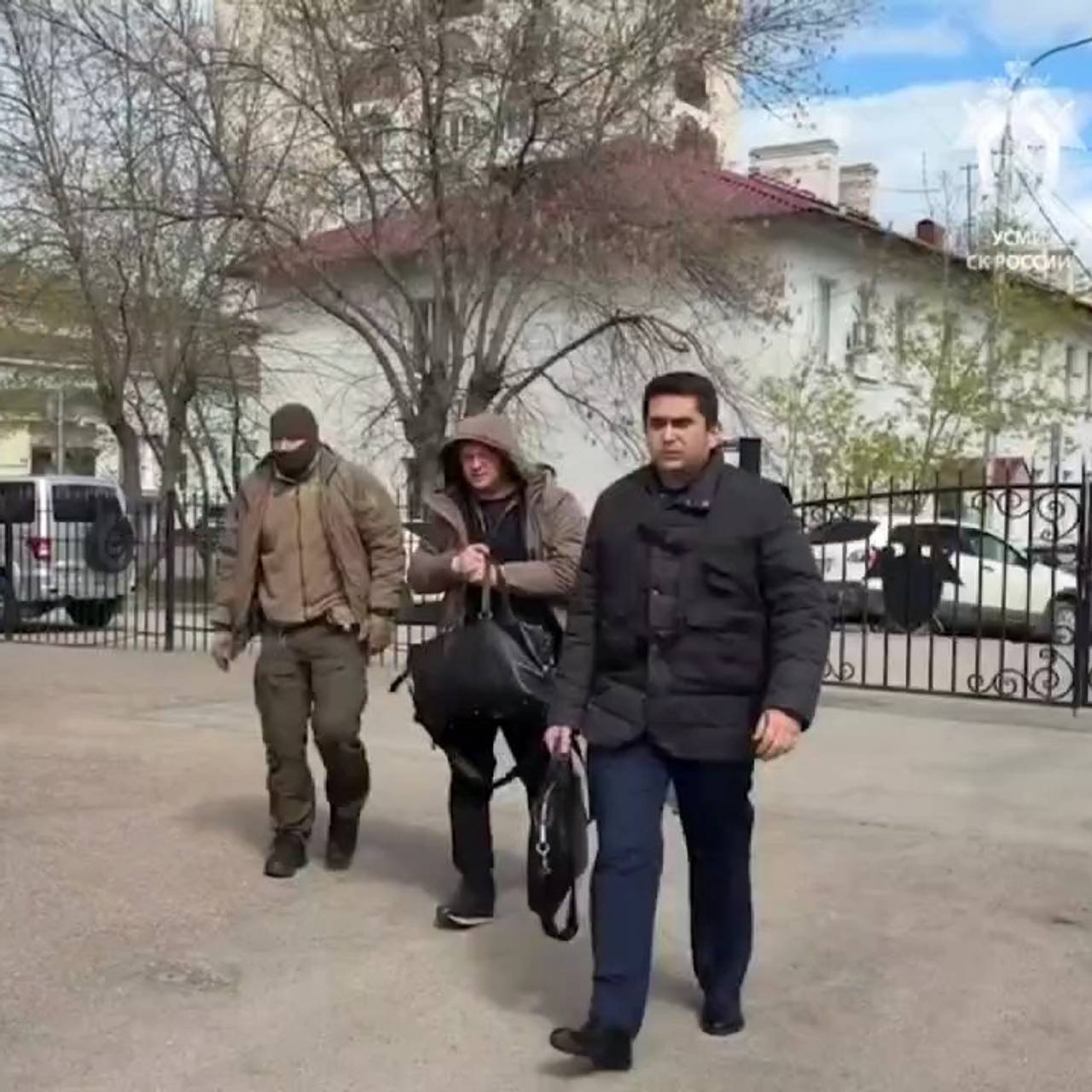 Задержанный глава российского города в сопровождении силовиков попал на видео