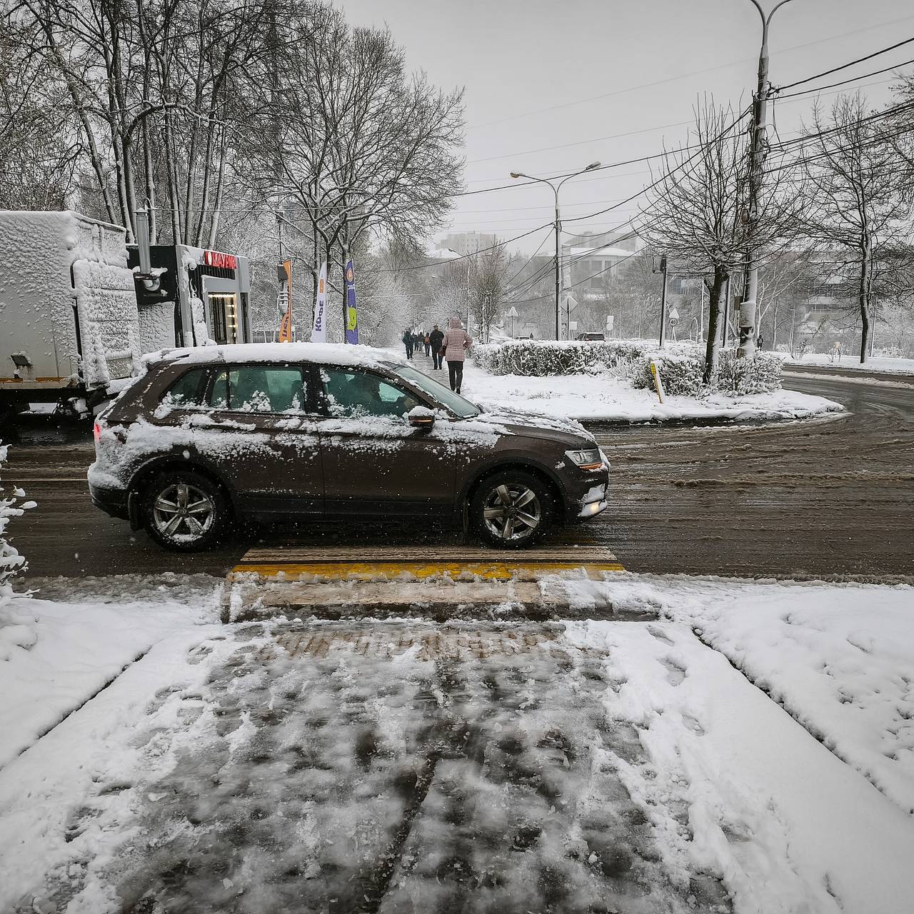 Водителей предупредили об опасности летних шин во время снегопада