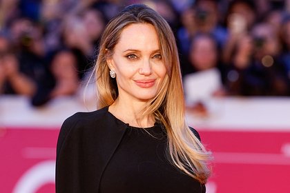 Анджелина Джоли не узнали на новых фото после слухов о пластике