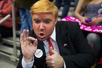 Синяки Трампа, залысины Шмыгаля и ресницы Джея Ди Вэнса. Какой макияж носят политики разных стран и почему над ними смеются?