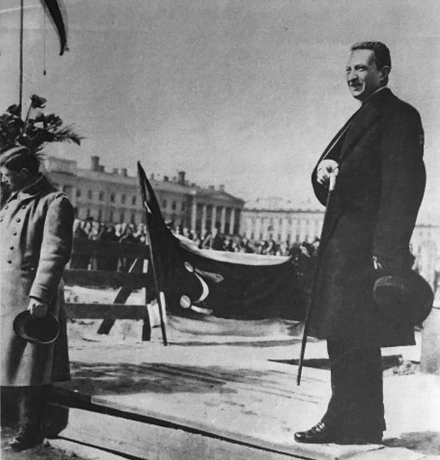 Керенский 1 мая 1917 года на Марсовом поле в Петрограде