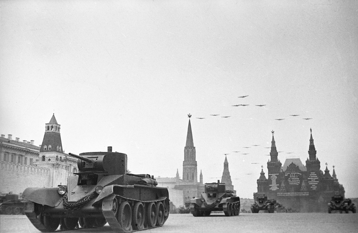 Первомайский парад с участием военной техники на Красной площади в Москве, 1935 год
