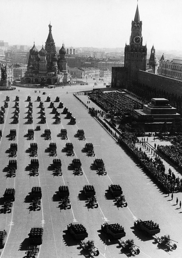 Артиллерия на Первомайском параде на Красной площади, Москва, 1941 год