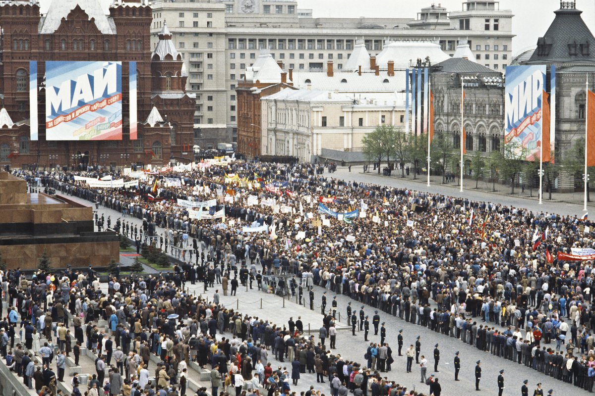 Первомайская демонстрация на Красной площади в Москве, 1990 год.
