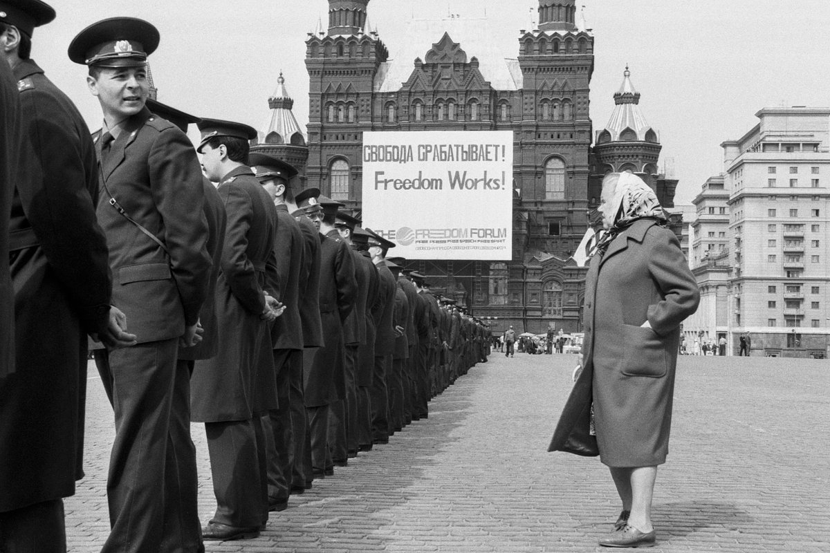 Во время митинга прокоммунистических движений на Красной площади в Москве, 1 мая 1991 года.